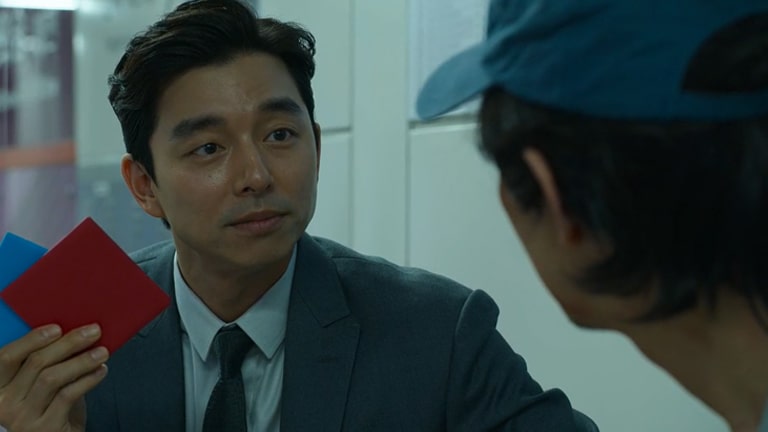 Vous n'avez pas de chance sur le plan financier. À la gare, un homme bien habillé vous aborde pour jouer une partie de Ddakji et vous permet de gagner de l'argent sur place. Que devez-vous faire pour gagner ?